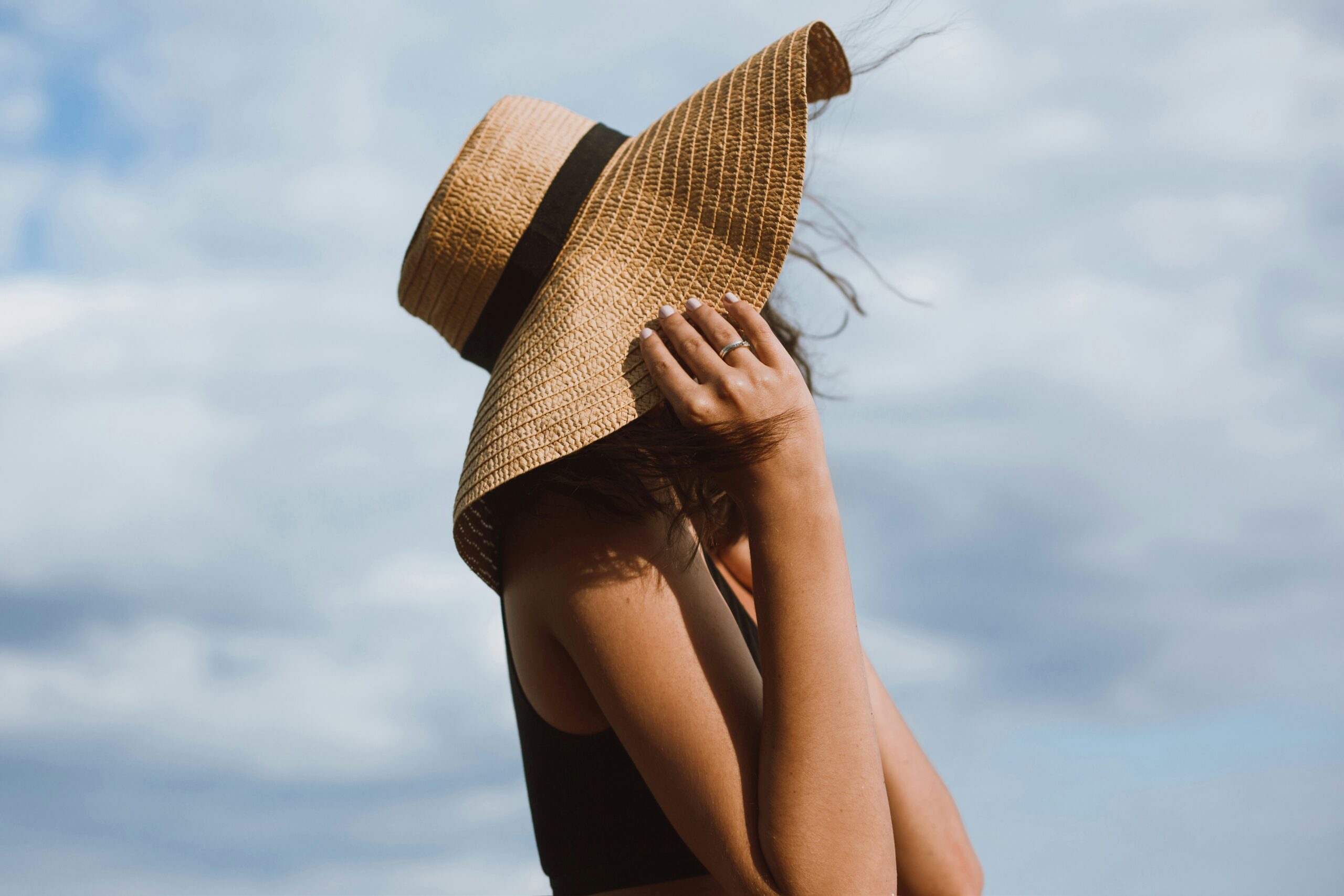 How To Look Fabulous In A Floppy Hat This Summer - VITA Daily